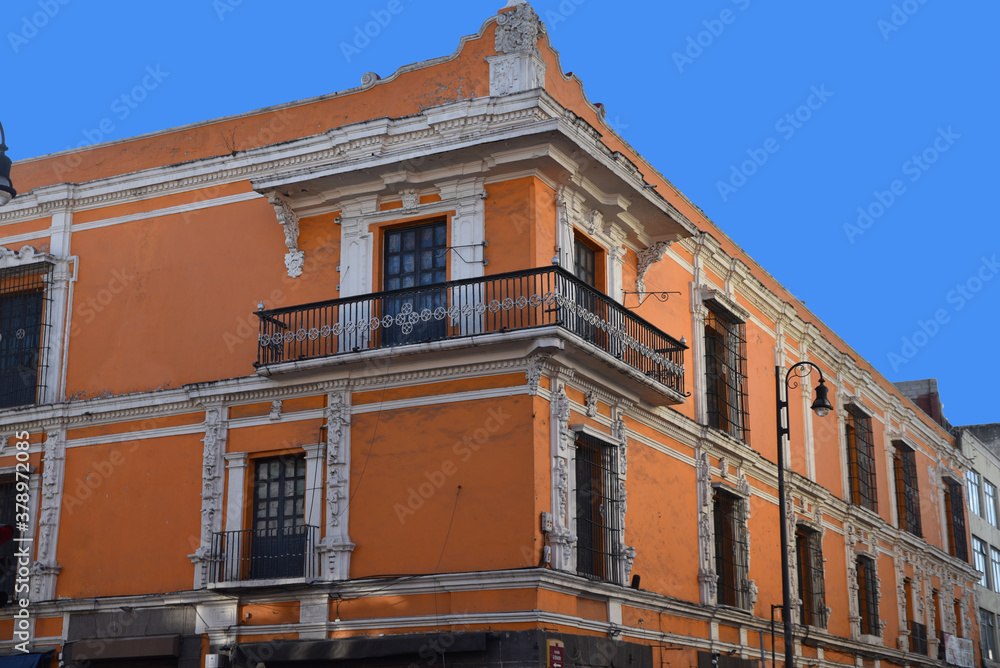 Fototapeta premium Maison orange à Puebla, Mexique