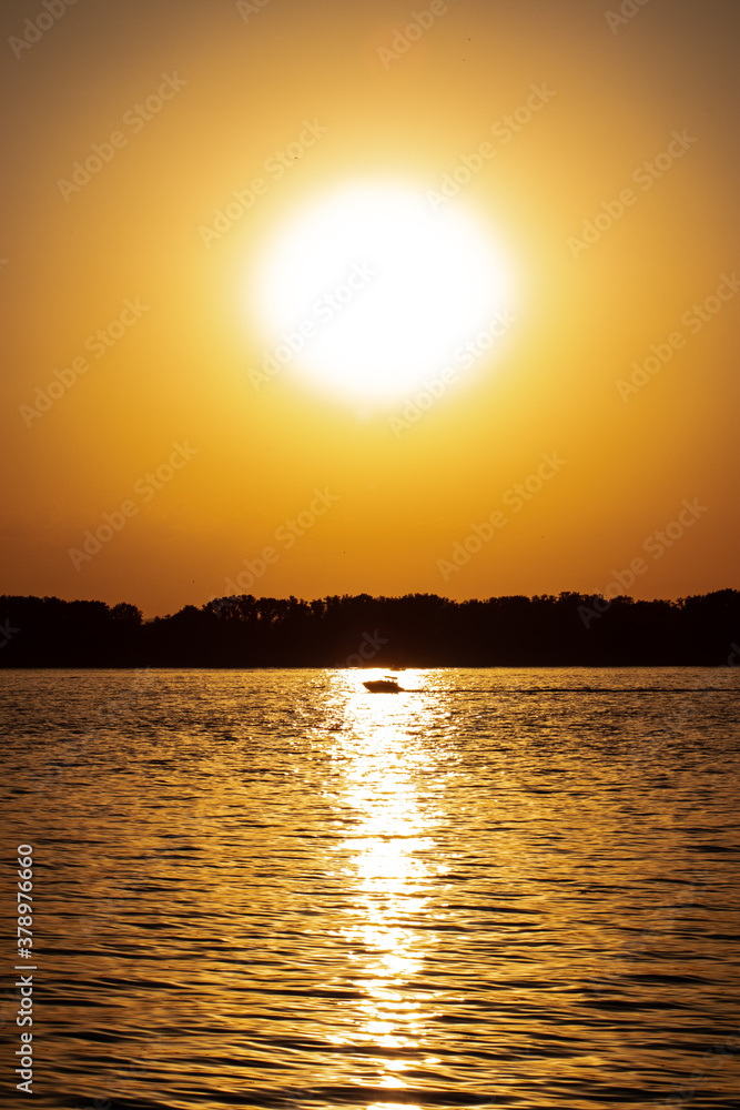 Naklejka premium Beautiful sunset over the Volga