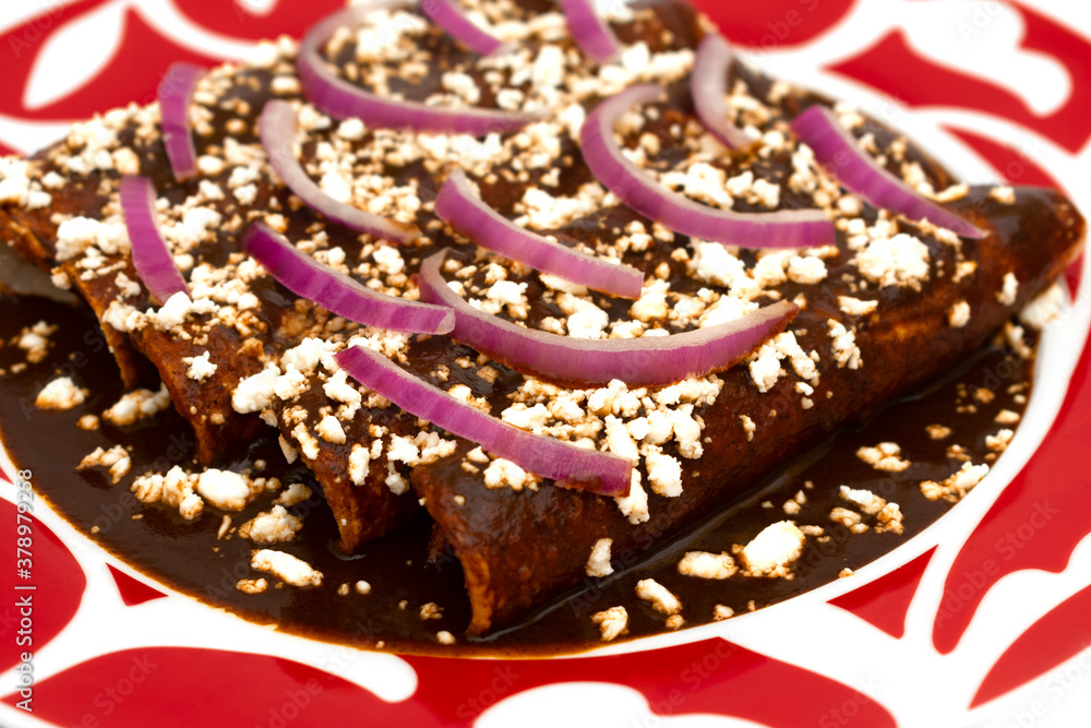 Enchiladas rojas mexicanas con mole, antojitos típicos mexicanos. foto