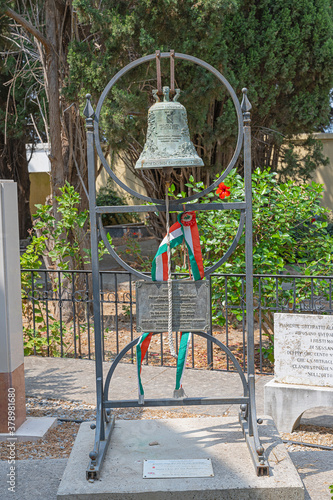 Erinnerungsmal an die ermordeten Italiener, bei der Katholische Kirche auf der Insel Kos, Ägäis, Griechenland photo