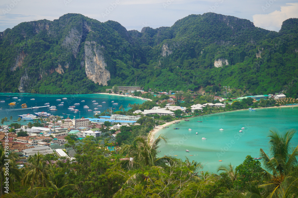 Fototapeta premium Beautiful view of Phi Phi island from viewpoint