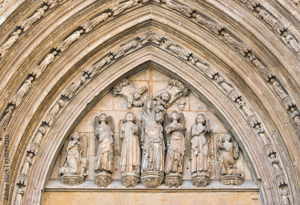 Detalle escultorico arco en la catedral de Valencia