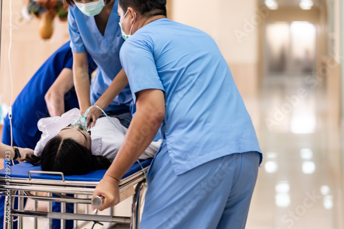 Εκτύπωση καμβά Medical team do CPR to injured patient on gurney