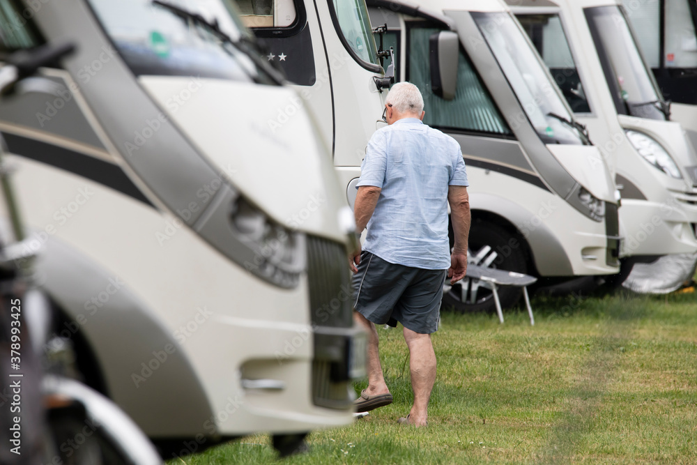 Camper auf überfülltem Wohnmobilplatz Camper auf überfülltem Wohnmobilplatz