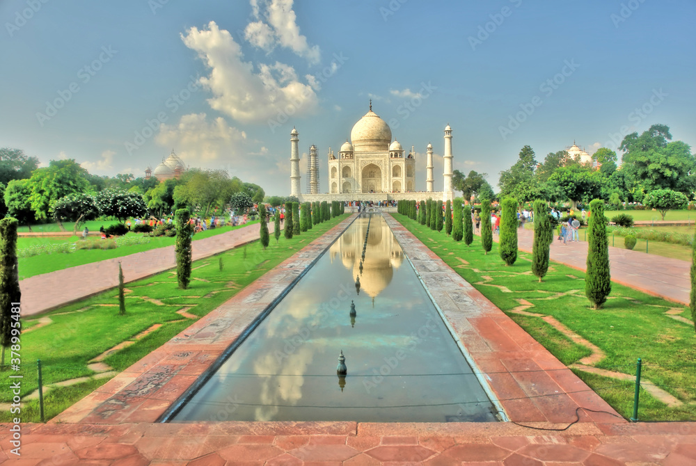 Tadź Mahal – indyjskie mauzoleum wzniesione przez Szahdżahana w Agrze.