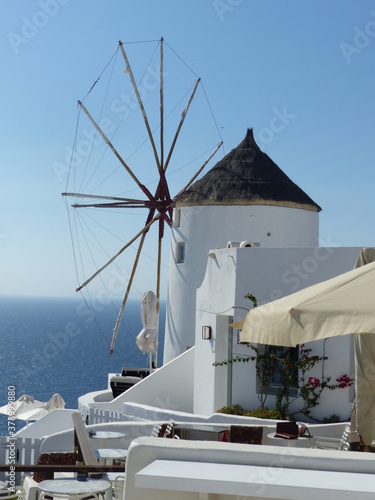 Mulino a vento ad Oia nelle isola di Santorini nelle Cicladi in Grecia.