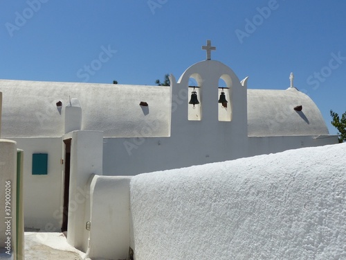 Chiesa tradizionale bianca a Pyrgos nell'isola di Santorini nelle cicladi in Grecia.