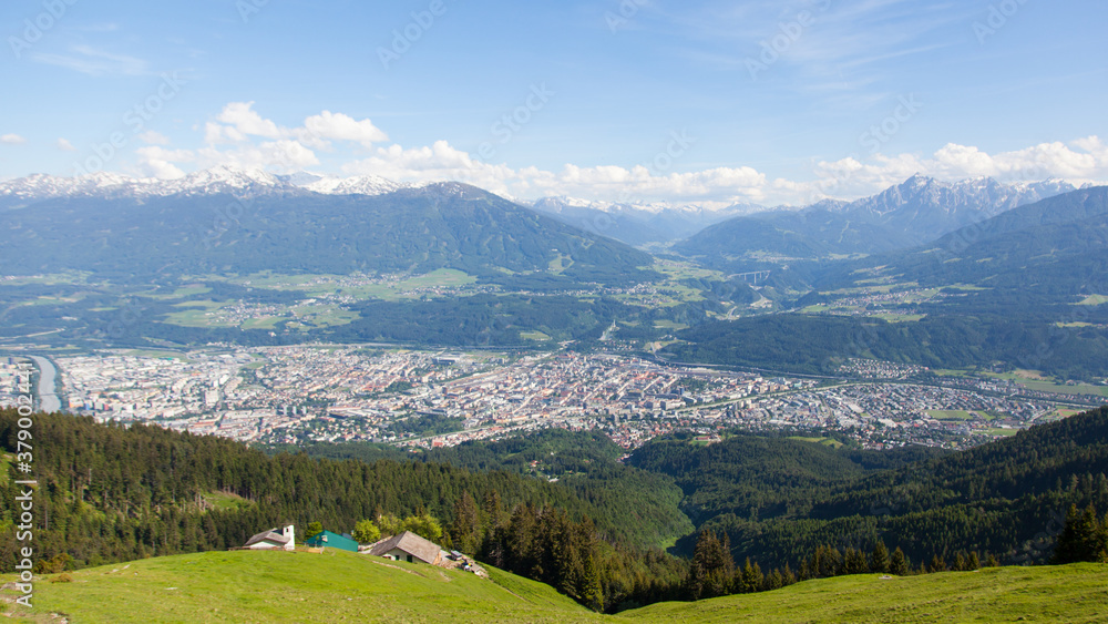 Obraz premium Innsbruck von oben, Panorama 16 zu 9, auf der Alm