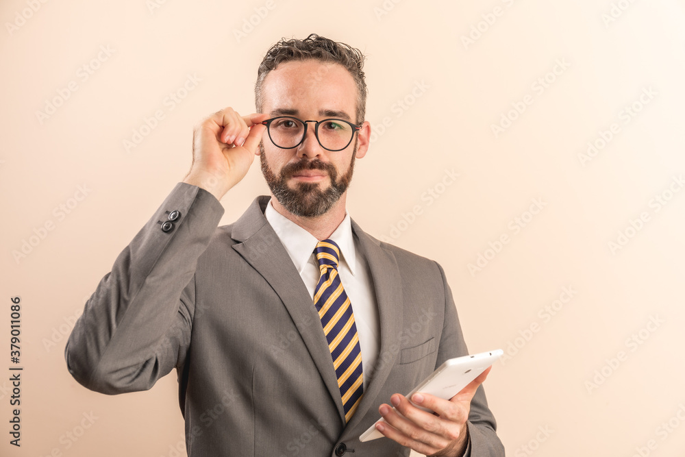Maestro profesor hombre latino mexicano joven utiliza una tableta Maestro profesor hombre latino mexicano joven utiliza una tableta