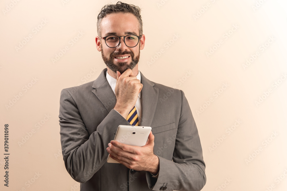 Maestro profesor hombre latino mexicano joven utiliza una tableta Maestro profesor hombre latino mexicano joven utiliza una tableta