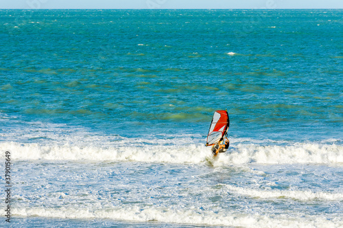 Windsurf esporte com habilidade e destreza no mar © Rogerio