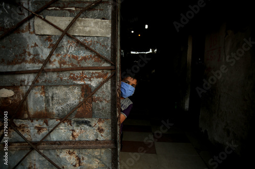 Canvastavla A Palestinian child wearing a protective face mask stands outside his family's home amid the spread of the novel coronavirus (COVID-19) pandemic in Khan Yunis in southern Gaza Strip, Gaza Strip