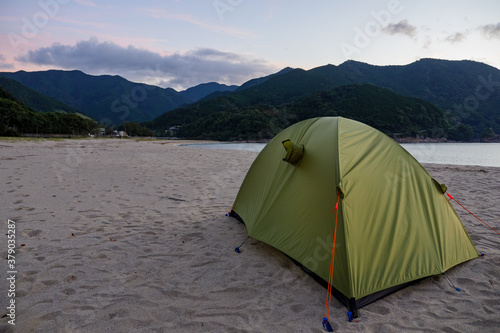 人のいない砂浜に張ったテント 