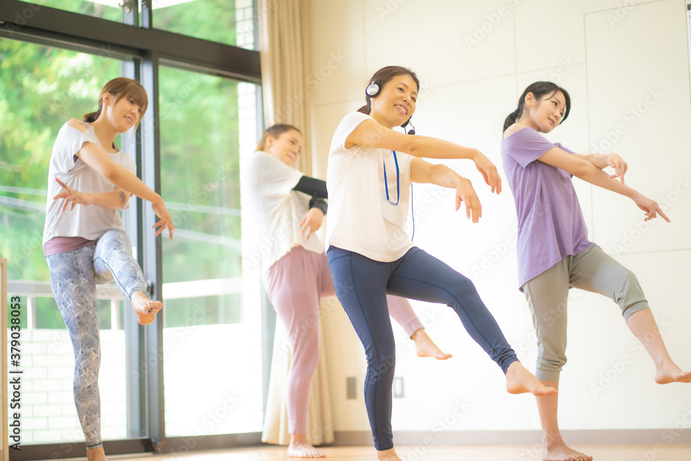 ダンス・エアロビレッスン
ダンス・エアロビレッスン