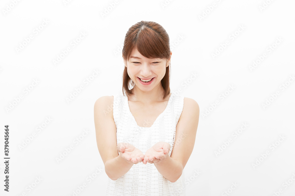 手を差し出す女性