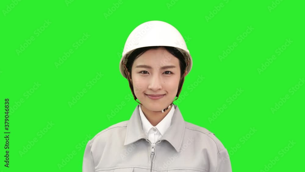 おすすめ　ヘルメットと作業服のビジネスウーマン　クロマキー　グリーンバック