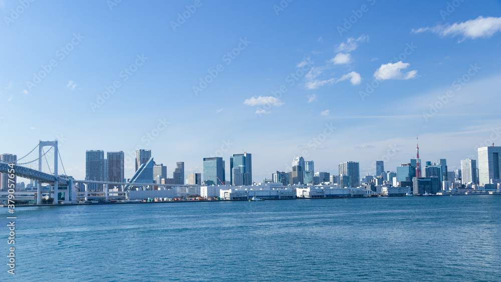 青空を背景にレインボーブリッジから見た芝浦ふ頭とビル群