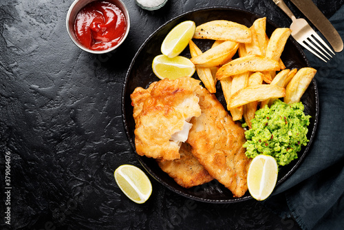 Foto British Traditional Fish and chips with mashed peas and sauce.