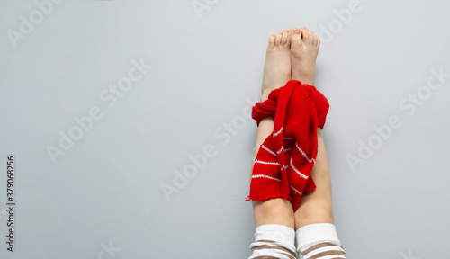 Quadro em tela A child's foot is barefoot without a sock