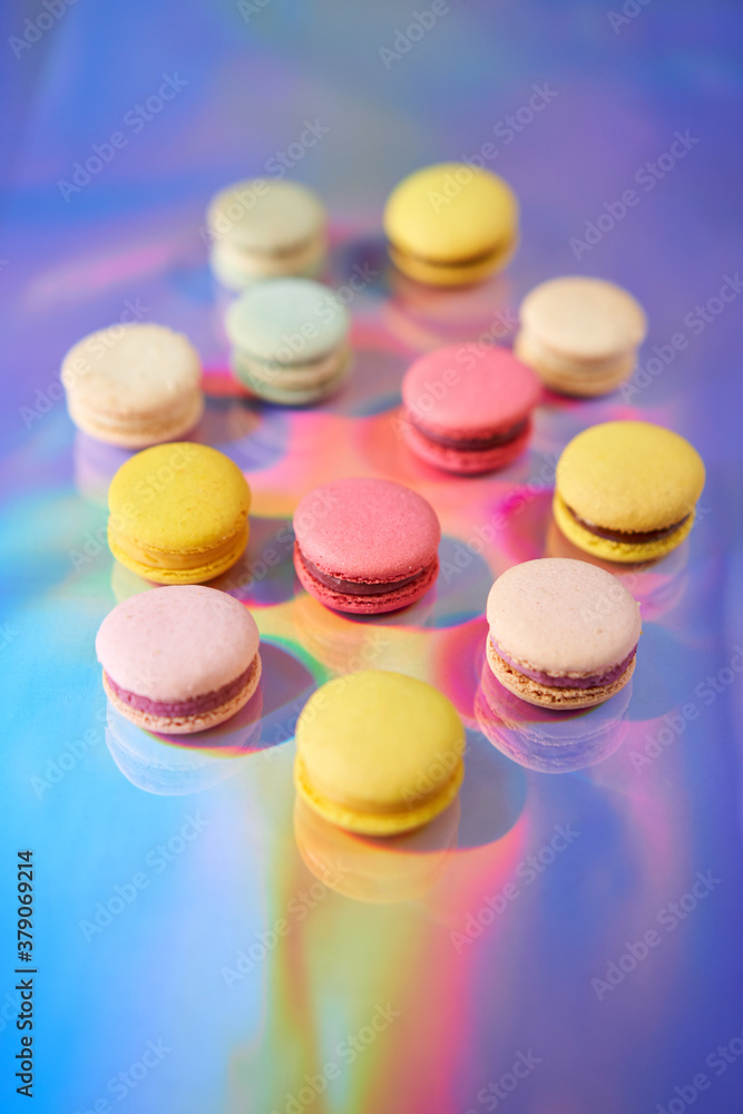 Obraz premium French cake macaron. Set of cute sweets on colorful rainbow background. almond cookies, pastel colors, top view