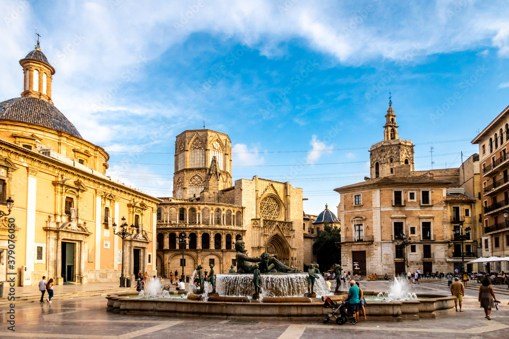 Fototapeta premium Kathedrale an der plaza de la virgen in der altstadt von Valencia