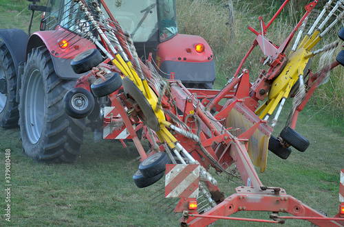 Traktor bei der Feldbestellung, Landwirtschaft photo