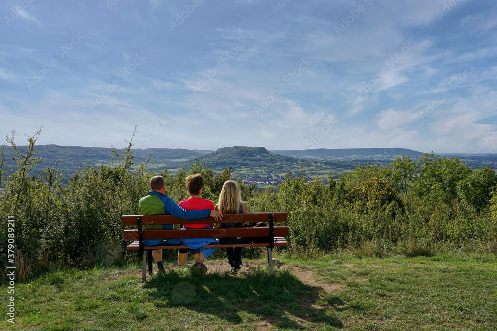 Obraz premium Wanderpause mit Blick auf das Walberla