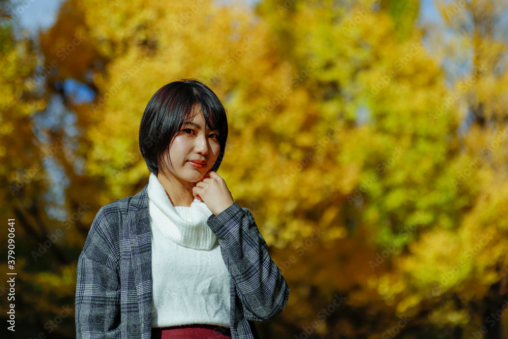 秋の自然の中にいる女性のイメージ 秋の自然の中にいる女性のイメージ