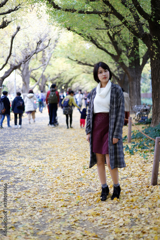 秋の自然の中にいる女性のイメージ 秋の自然の中にいる女性のイメージ