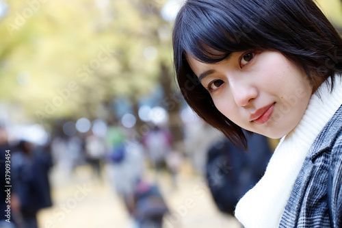 秋の自然の中にいる女性のイメージ