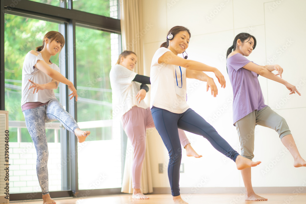 ダンス・エアロビレッスン
ダンス・エアロビレッスン