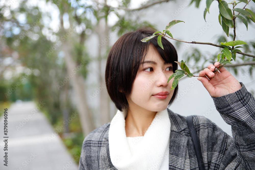 秋の自然の中にいる女性のイメージ 秋の自然の中にいる女性のイメージ