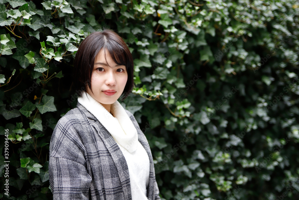 秋の自然の中にいる女性のイメージ 秋の自然の中にいる女性のイメージ