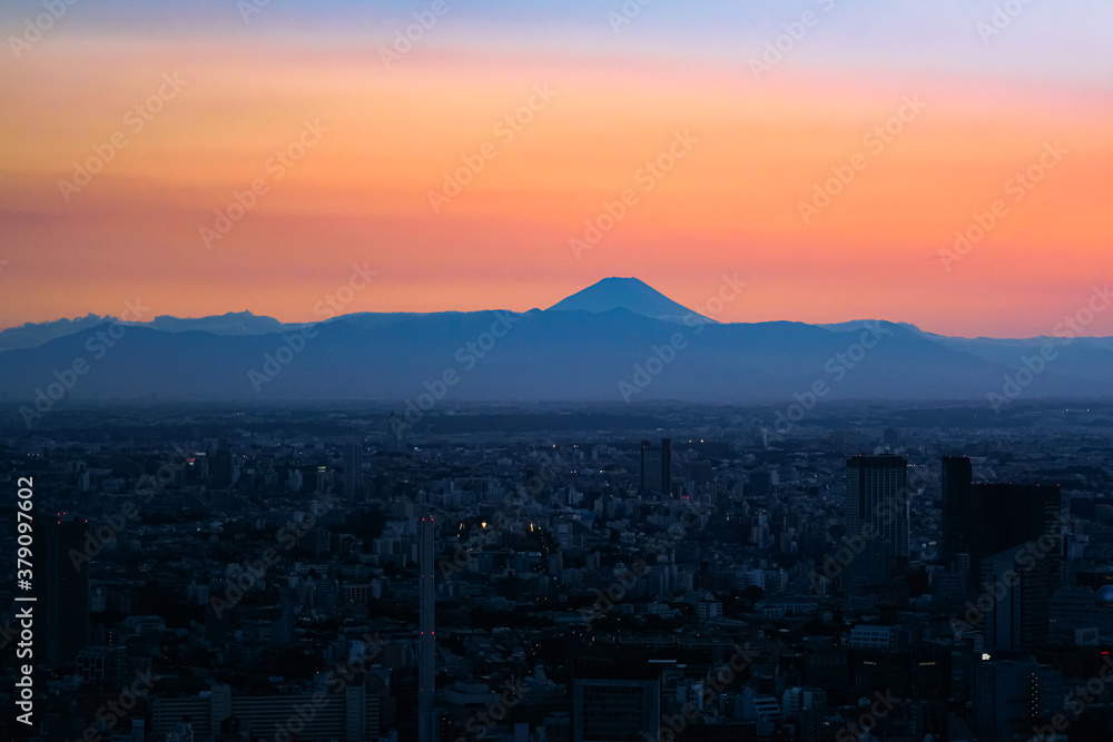 六本木ヒルズから眺める夕暮れの富士山