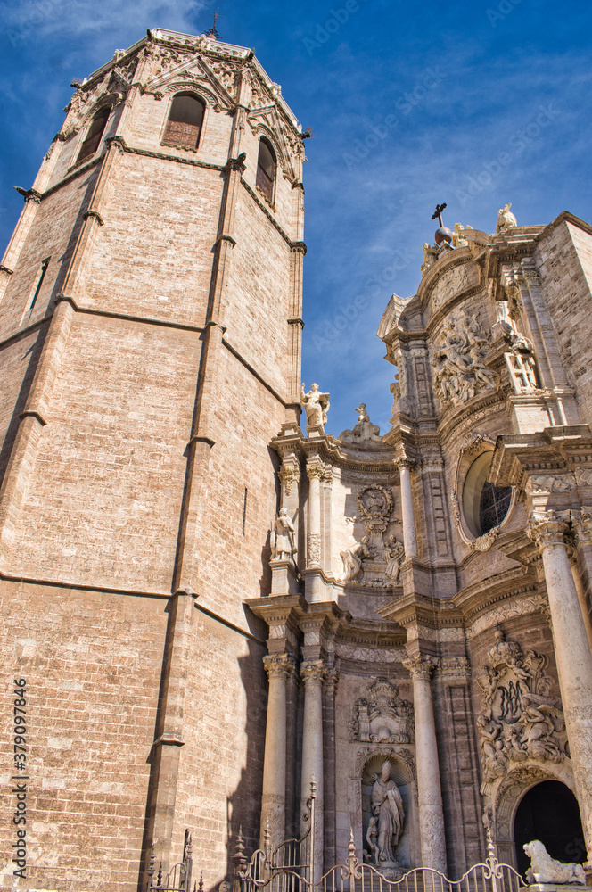 Puerta de los Hierros y torre del Miguelete o Micaret de la catedral de Valencia
