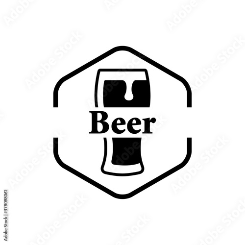 Pinta de cerveza. Logotipo vaso de cerveza vintage con espuma en hexágono con texto Beer en color negro