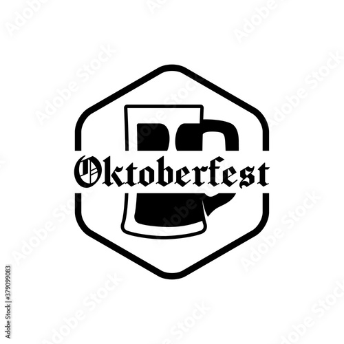 Pinta de cerveza. Logotipo jarra de cerveza vintage con espuma en hexágono con texto Oktoberfest en color negro