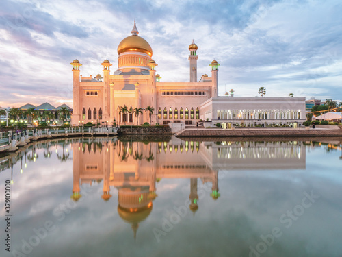 Omar Ali Saifuddin Mosque at sunset in Bandar Seri Begawan, Brunei