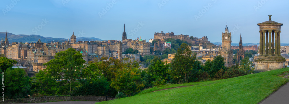 Fototapeta premium Edinburgh Castle Panorama At Dawn