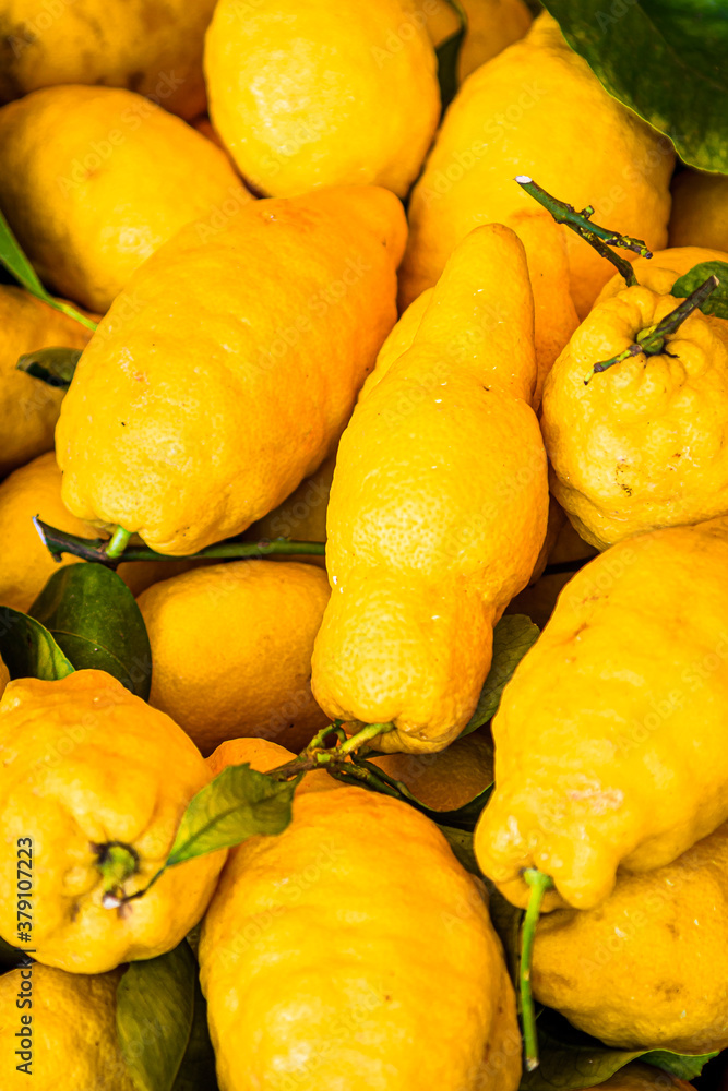 Mediterrane Zitronen am Markt / Close up