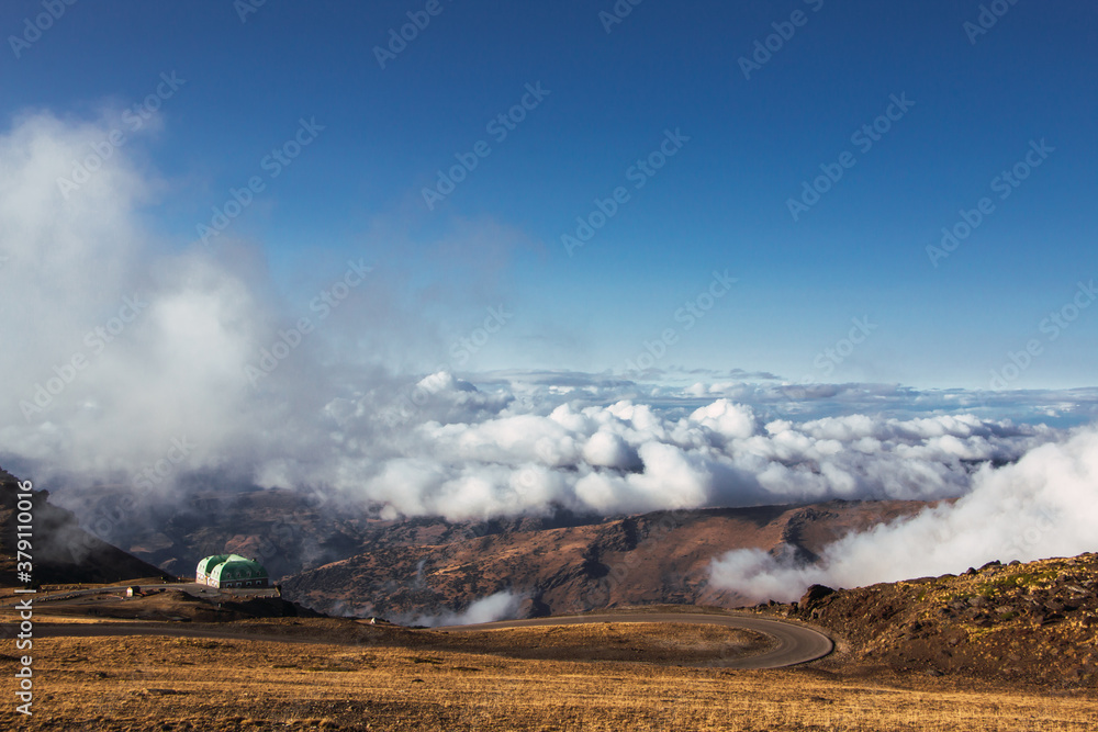 Precioso paisaje en la montaña con nubes, Sierra Nevada, Granada, España Precioso paisaje en la montaña con nubes, Sierra Nevada, Granada, España