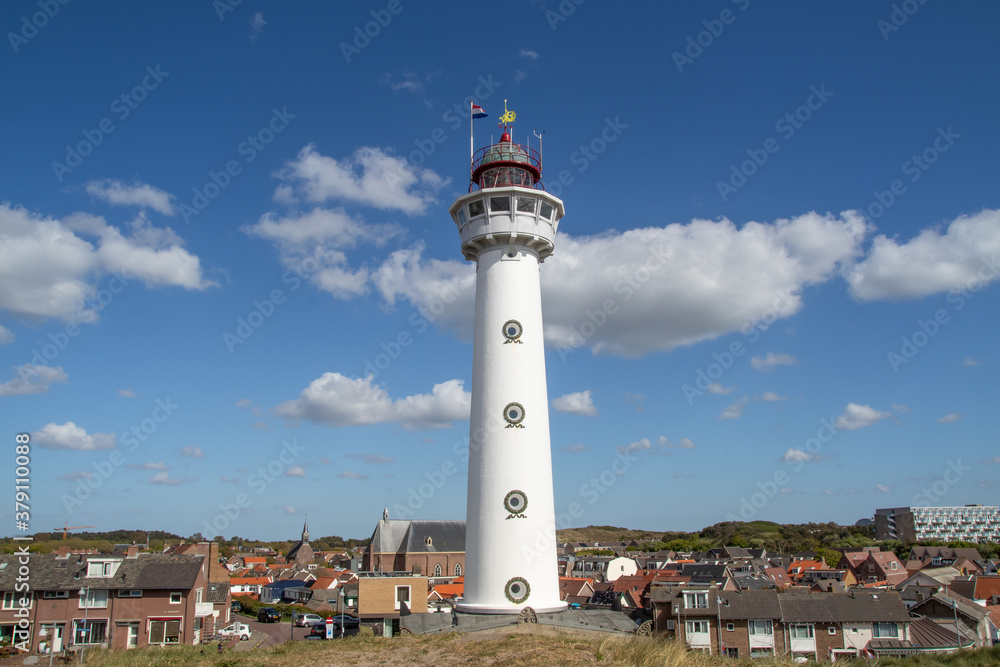 Latarnia morska nad Morzem Północnym w Egmond aan Zee, Holandia Północna.