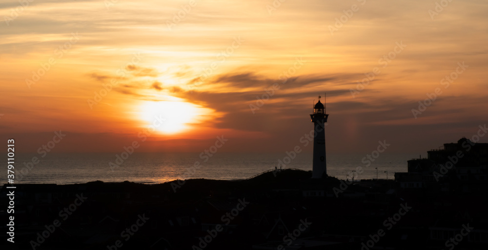 Latarnia morska nad Morzem Północnym w Egmond aan Zee, Holandia Północna.