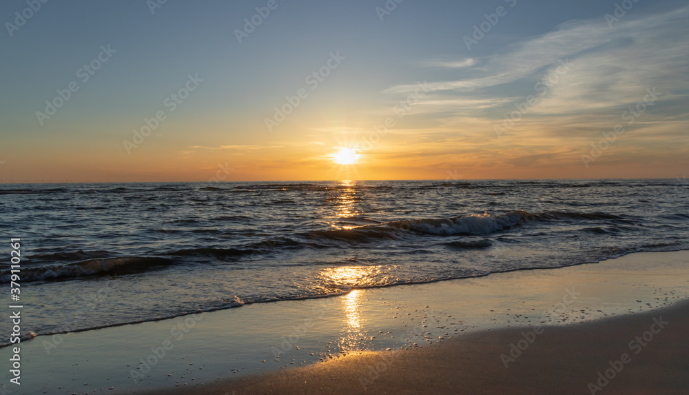 Zachód słońca na plaży w Egmond aan Zee, Holandia Północna. - obrazy, fototapety, plakaty 