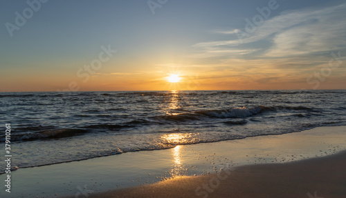 Fototapeta Naklejka Na Ścianę i Meble -  Zachód słońca na plaży w Egmond aan Zee, Holandia Północna.