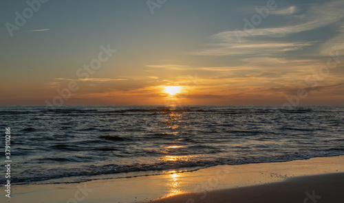 Fototapeta Naklejka Na Ścianę i Meble -  Zachód słońca na plaży w Egmond aan Zee, Holandia Północna.