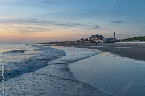 Obraz na płótnie Zachód słońca na plaży w Egmond aan Zee, Holandia Północna. w salonie