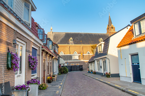 Ulica w Egmond aan Zee z widokiem na Kościół. Kurort nadmorski położony nad Morzem Północnym, Holandia Północna.