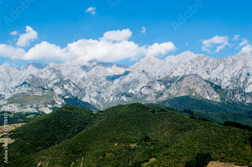 Monta  as altas  Parque natural Picos de Europa y su entorno en Cantabria