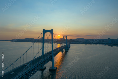 Foto Aerial photo of the cross sea bridge at sunset was taken in Dalian, Liaoning Pro